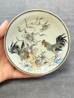 Five Chinese grisaille and iron-red-decorated cups and six saucers with fighting roosters, Yongzheng — 照片 7