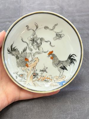 Five Chinese grisaille and iron-red-decorated cups and six saucers with fighting roosters, Yongzheng — 照片 9