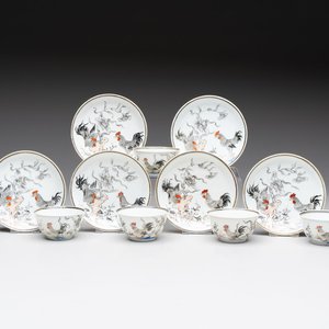 Five Chinese grisaille and iron-red-decorated cups and six saucers with fighting roosters, Yongzheng — 照片 1