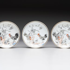 Five Chinese grisaille and iron-red-decorated cups and six saucers with fighting roosters, Yongzheng — 照片 2