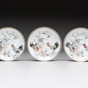 Five Chinese grisaille and iron-red-decorated cups and six saucers with fighting roosters, Yongzheng — 照片 4