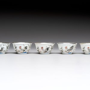 Five Chinese grisaille and iron-red-decorated cups and six saucers with fighting roosters, Yongzheng — 照片 6