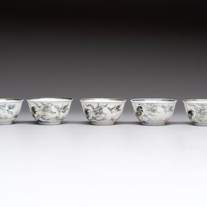 Five Chinese grisaille and iron-red-decorated cups and six saucers with fighting roosters, Yongzheng — 照片 7