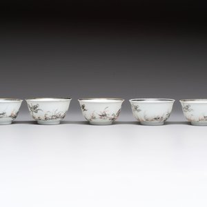 Five Chinese grisaille and iron-red-decorated cups and six saucers with fighting roosters, Yongzheng — 照片 8