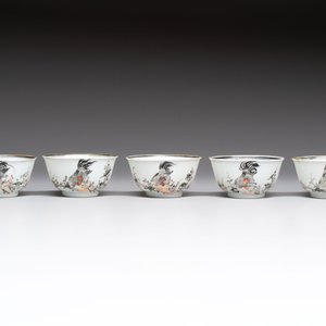 Five Chinese grisaille and iron-red-decorated cups and six saucers with fighting roosters, Yongzheng — 照片 9
