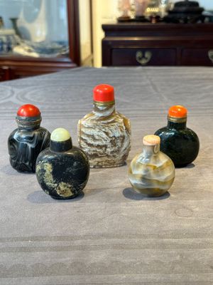 Five Chinese hardstone and glass snuff bottles, 19/20th C. — 照片 1