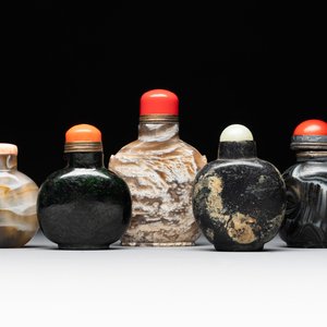 Five Chinese hardstone and glass snuff bottles, 19/20th C. — 照片 1