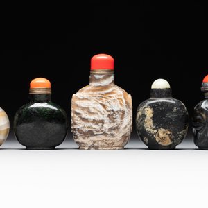 Five Chinese hardstone and glass snuff bottles, 19/20th C. — 照片 2