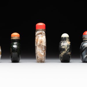 Five Chinese hardstone and glass snuff bottles, 19/20th C. — 照片 3