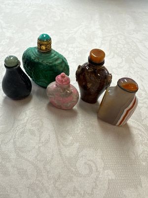 Five Chinese hardstone and glass snuff bottles, 20th C. — photo 1