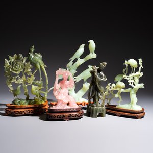 Five Chinese hardstone carvings, four with wooden stands, 20th C. — 照片 1