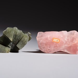 Five Chinese hardstone carvings, four with wooden stands, 20th C. — 照片 13
