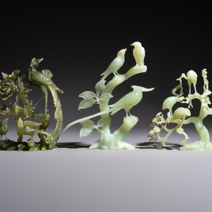 Five Chinese hardstone carvings, four with wooden stands, 20th C. — 照片 2