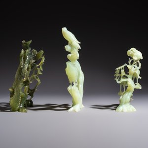Five Chinese hardstone carvings, four with wooden stands, 20th C. — 照片 3