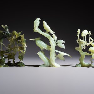 Five Chinese hardstone carvings, four with wooden stands, 20th C. — 照片 4