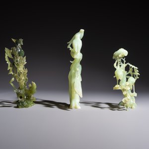 Five Chinese hardstone carvings, four with wooden stands, 20th C. — 照片 5