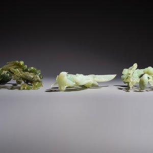 Five Chinese hardstone carvings, four with wooden stands, 20th C. — 照片 6