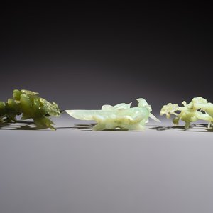 Five Chinese hardstone carvings, four with wooden stands, 20th C. — 照片 7