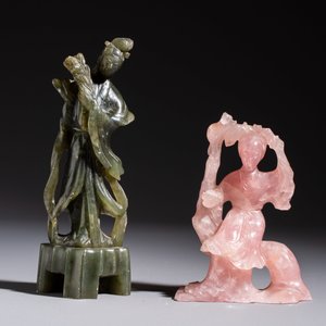 Five Chinese hardstone carvings, four with wooden stands, 20th C. — 照片 8