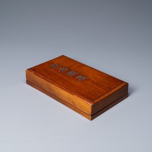 Five Chinese ink cakes in their wooden presentation box, Republic — 照片 9