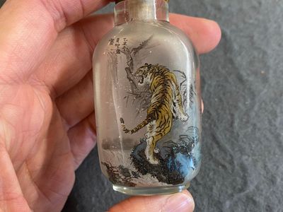 Five Chinese inside-painted glass snuff bottles and one in Canton or Beijing enamel, 19/20th C. — 照片 5