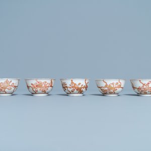 Five Chinese iron red and gilt cups and saucers, Yongzheng/Qianlong — 照片 4