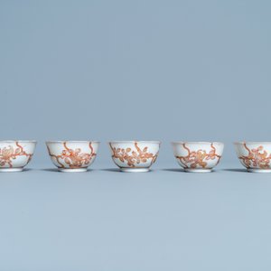 Five Chinese iron red and gilt cups and saucers, Yongzheng/Qianlong — 照片 5