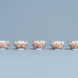 Five Chinese iron red and gilt cups and saucers, Yongzheng/Qianlong — 照片 6