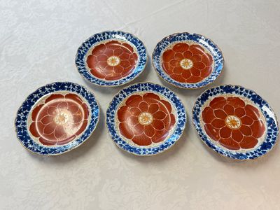 Five Chinese iron-red, blue and white plates with floral design, Qianlong/Jiaqing — photo 1