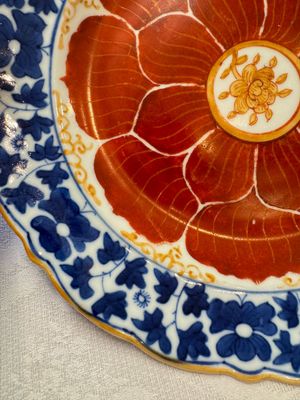 Five Chinese iron-red, blue and white plates with floral design, Qianlong/Jiaqing — photo 11