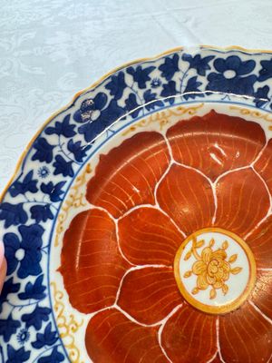 Five Chinese iron-red, blue and white plates with floral design, Qianlong/Jiaqing — photo 12