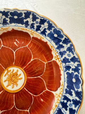 Five Chinese iron-red, blue and white plates with floral design, Qianlong/Jiaqing — photo 13
