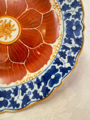 Five Chinese iron-red, blue and white plates with floral design, Qianlong/Jiaqing — photo 14