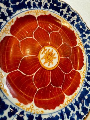 Five Chinese iron-red, blue and white plates with floral design, Qianlong/Jiaqing — photo 15