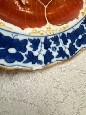 Five Chinese iron-red, blue and white plates with floral design, Qianlong/Jiaqing — photo 16