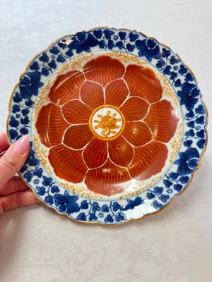 Five Chinese iron-red, blue and white plates with floral design, Qianlong/Jiaqing — photo 17