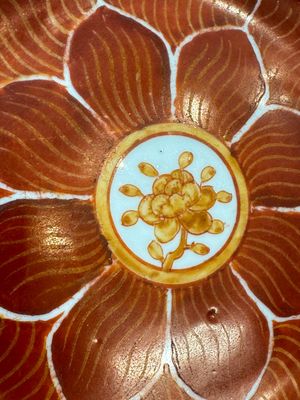 Five Chinese iron-red, blue and white plates with floral design, Qianlong/Jiaqing — photo 18