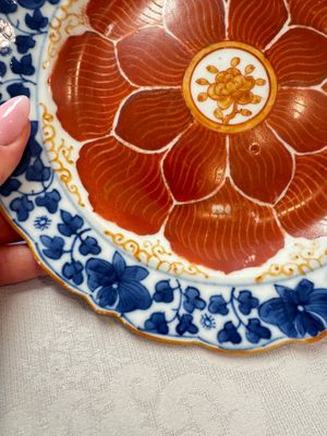 Five Chinese iron-red, blue and white plates with floral design, Qianlong/Jiaqing — photo 19