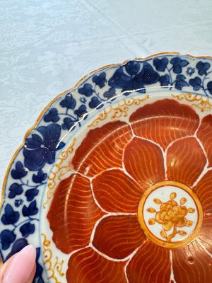 Five Chinese iron-red, blue and white plates with floral design, Qianlong/Jiaqing — photo 20
