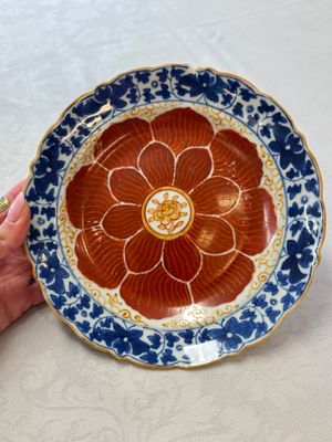 Five Chinese iron-red, blue and white plates with floral design, Qianlong/Jiaqing — photo 2