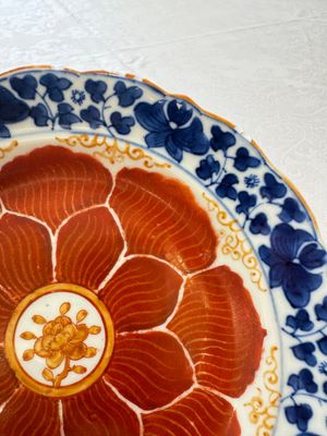 Five Chinese iron-red, blue and white plates with floral design, Qianlong/Jiaqing — photo 21