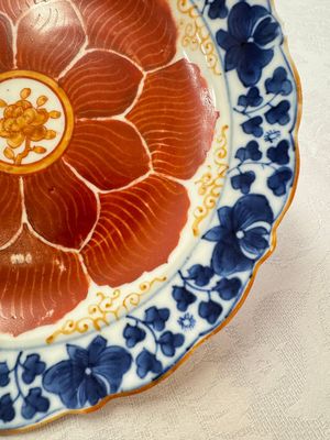 Five Chinese iron-red, blue and white plates with floral design, Qianlong/Jiaqing — photo 22