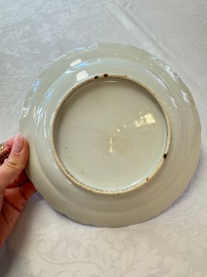 Five Chinese iron-red, blue and white plates with floral design, Qianlong/Jiaqing — photo 23