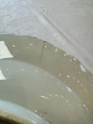 Five Chinese iron-red, blue and white plates with floral design, Qianlong/Jiaqing — photo 24
