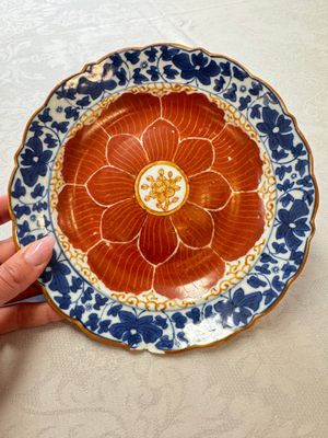 Five Chinese iron-red, blue and white plates with floral design, Qianlong/Jiaqing — photo 25