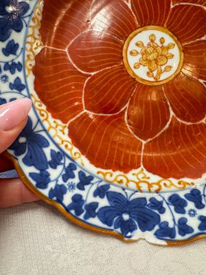 Five Chinese iron-red, blue and white plates with floral design, Qianlong/Jiaqing — photo 26