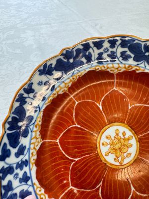 Five Chinese iron-red, blue and white plates with floral design, Qianlong/Jiaqing — photo 27