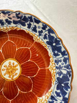 Five Chinese iron-red, blue and white plates with floral design, Qianlong/Jiaqing — photo 28