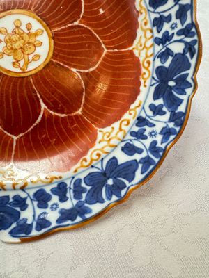 Five Chinese iron-red, blue and white plates with floral design, Qianlong/Jiaqing — photo 29