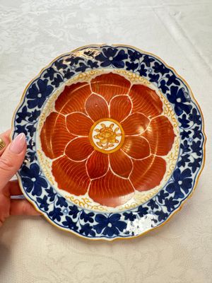 Five Chinese iron-red, blue and white plates with floral design, Qianlong/Jiaqing — photo 30